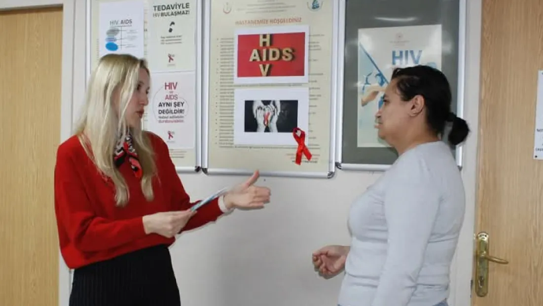 Hiv/ai̇ds Farkındalığını Simgeleyen Kırmızı Kurdeleler Dağıtıldı