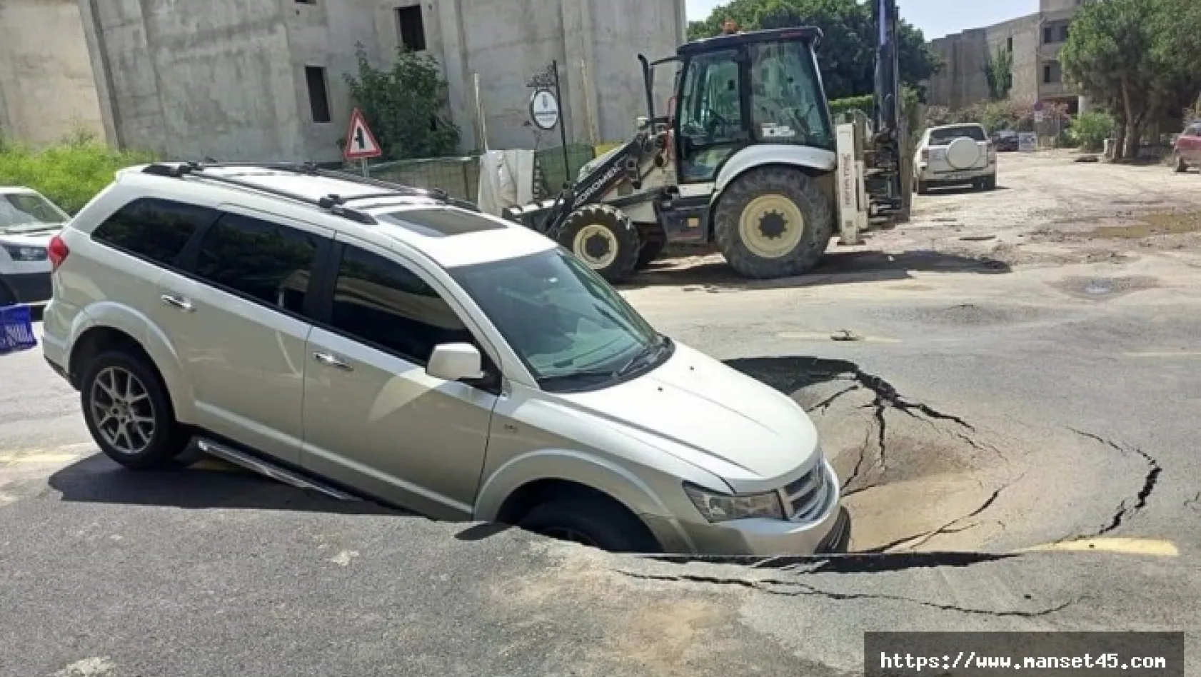 Bodrum'da Asfalt yarıldı, içine araç düştü