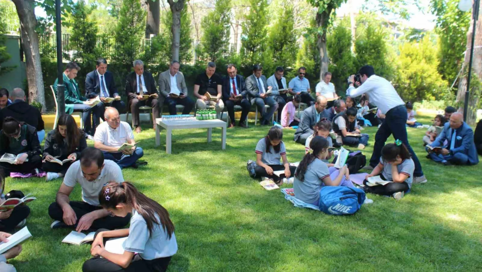 Alaşehir'de kitap okuma etkinliği düzenlendi