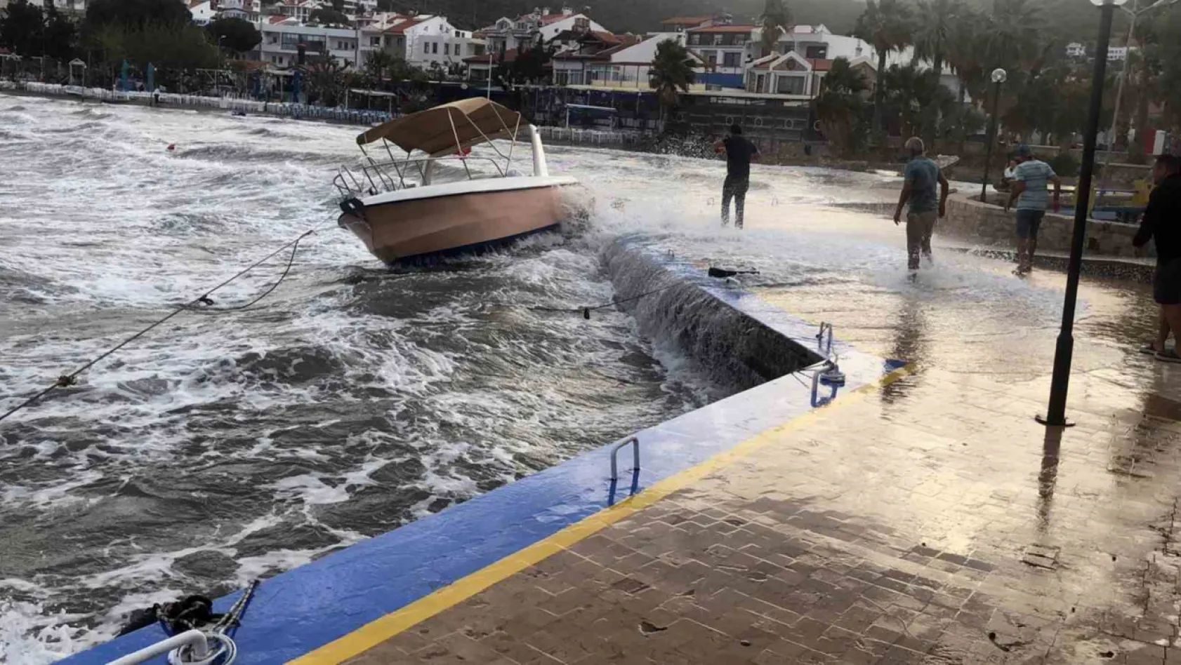 Datça'da tekneler büyük tehlike atlattı