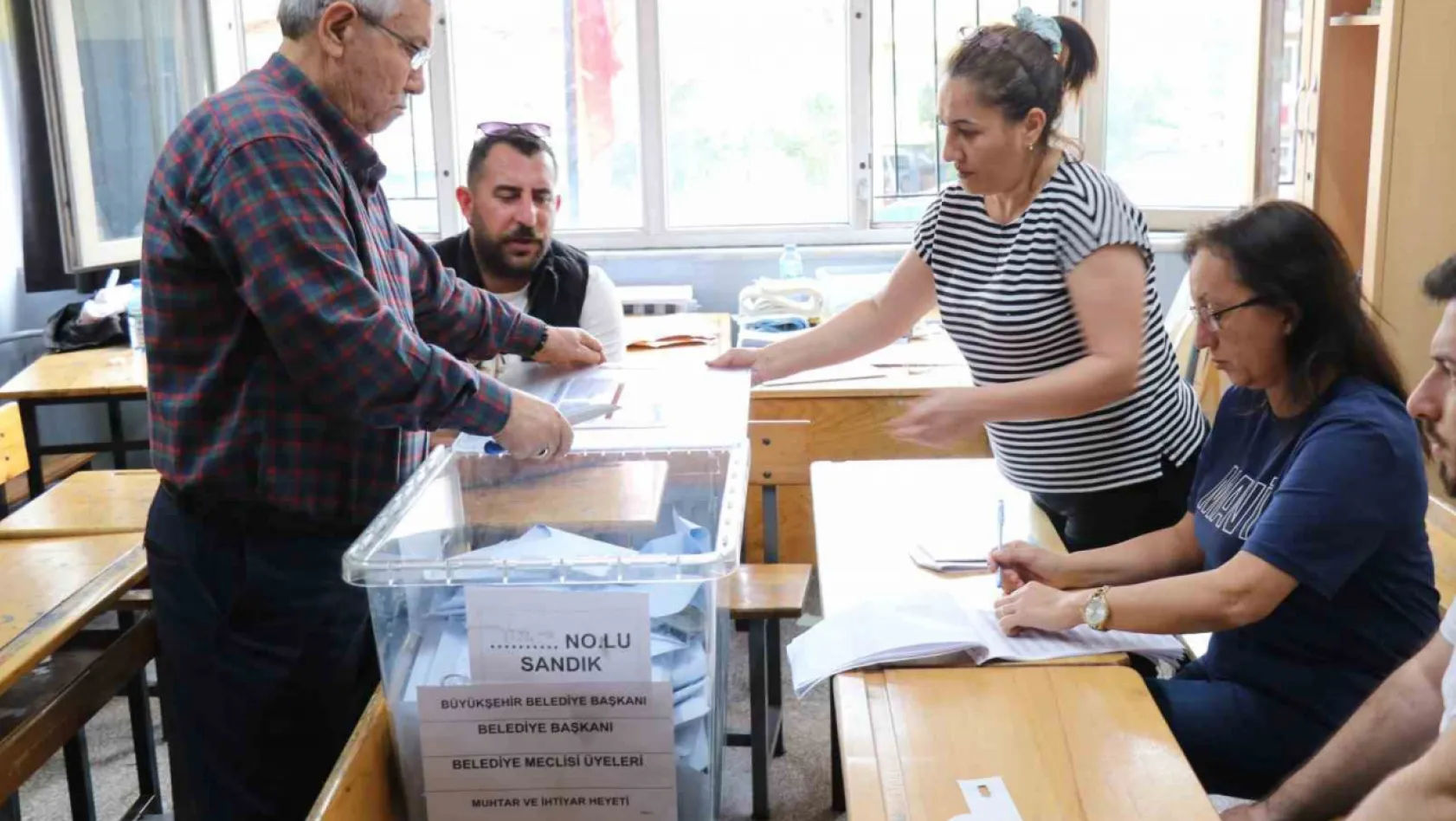 Denizli'de oy sayım işlemleri devam ediyor
