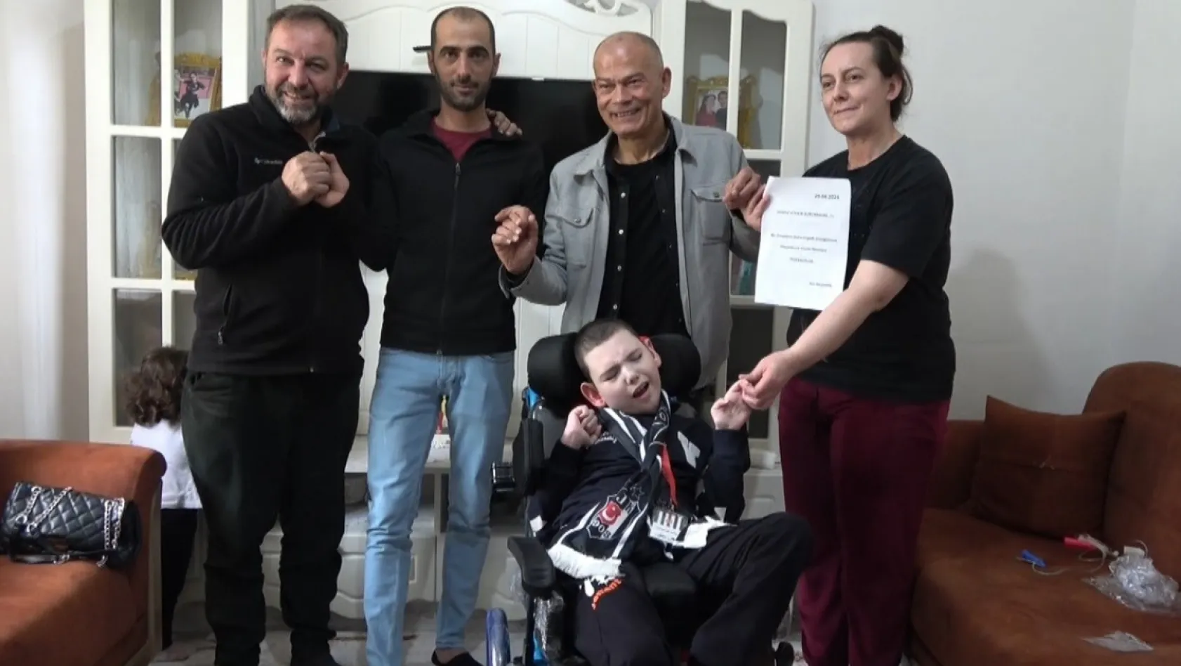 Epilepsi hastası çocuğa Almanya'dan tekerlekli sandalye