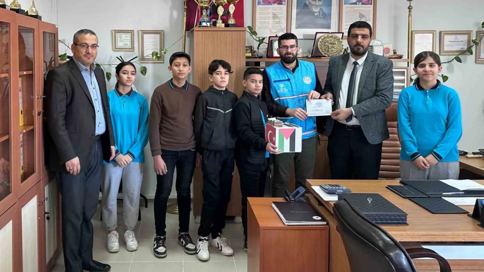 Manisalı öğrenciler Harçlıklarını biriktirip Filistin'e yardım gönderdiler