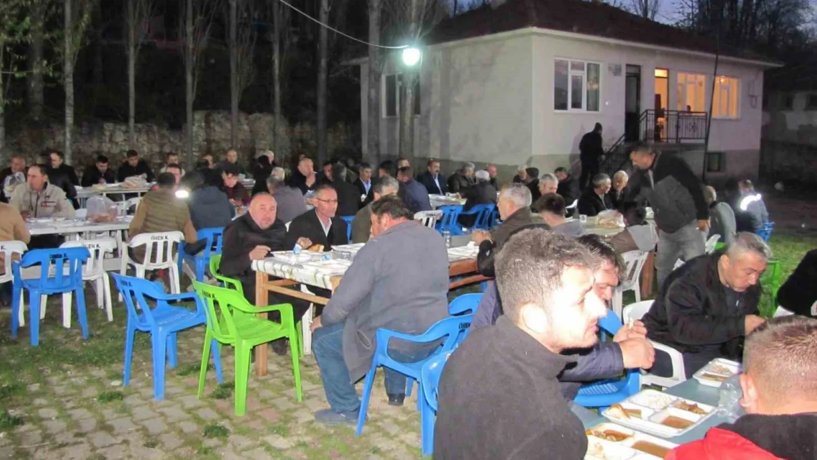 Hisarcık'ta 23 yaşındaki genç muhtardan köye iftar yemeği
