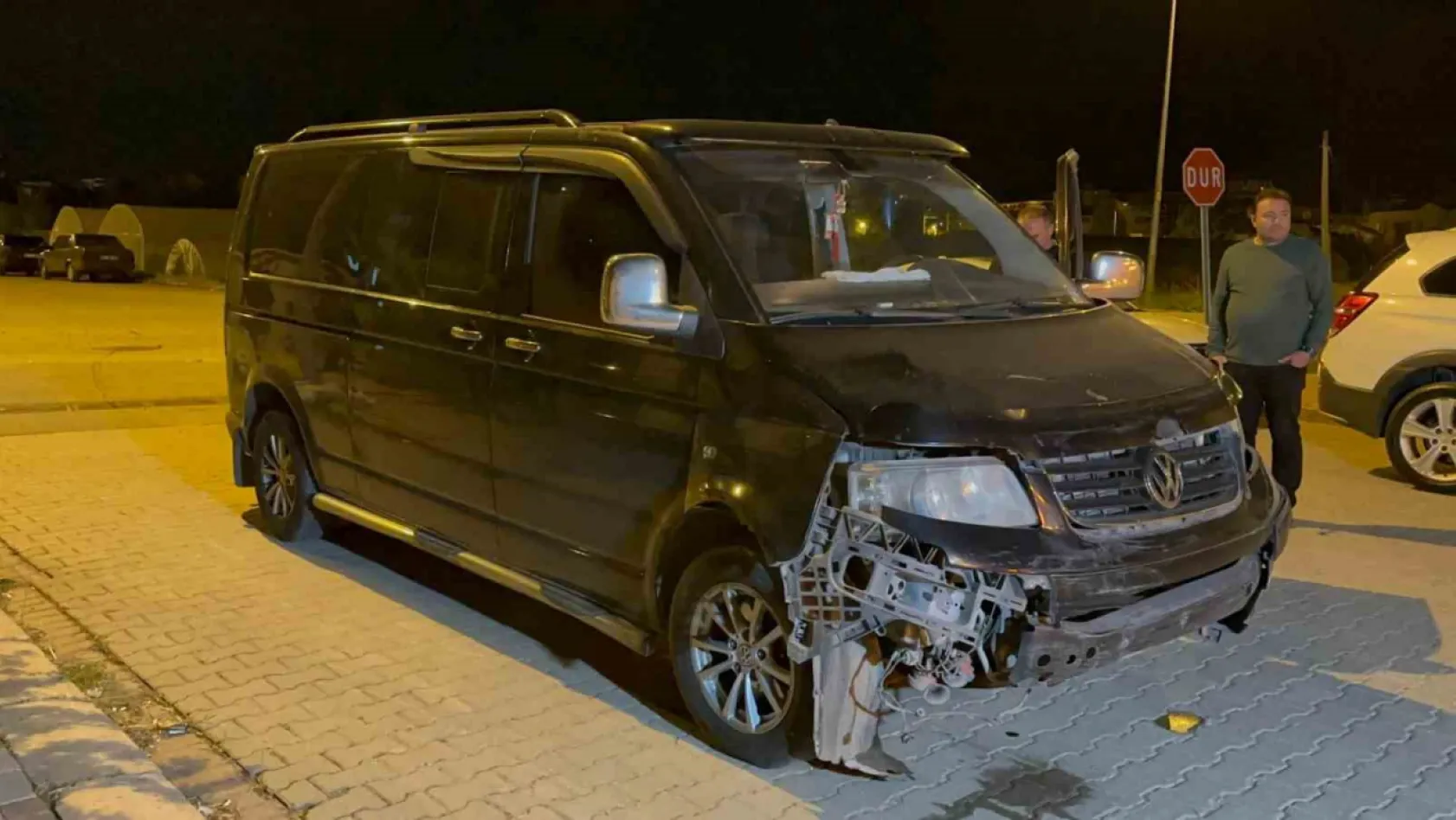 Uşak'ta minibüs ile hafif ticari aracın karışmış olduğu kazada karı koca yaralandı