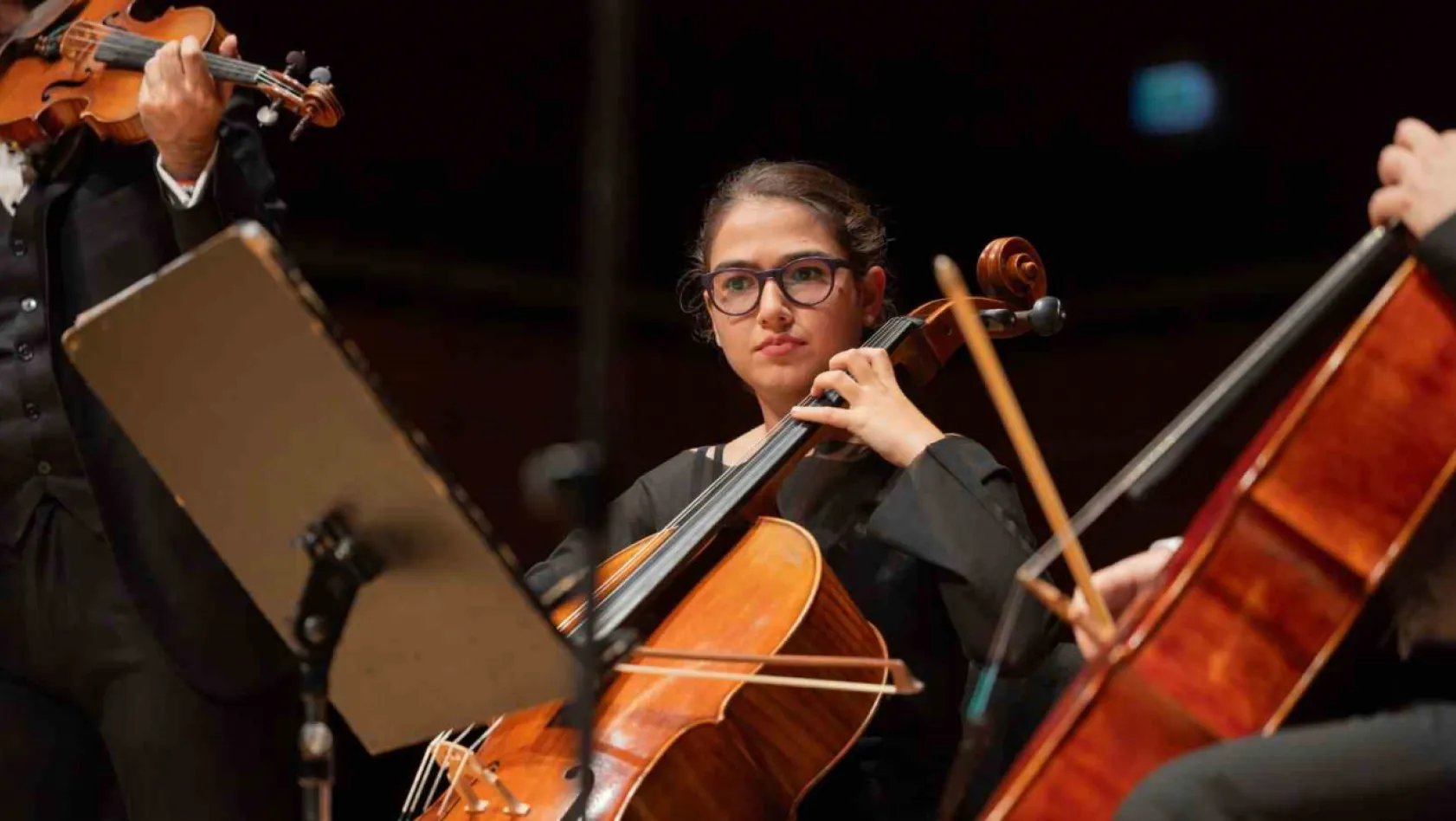 İtalya'da klasik müzik konserlerinde türkü söyleyen kız