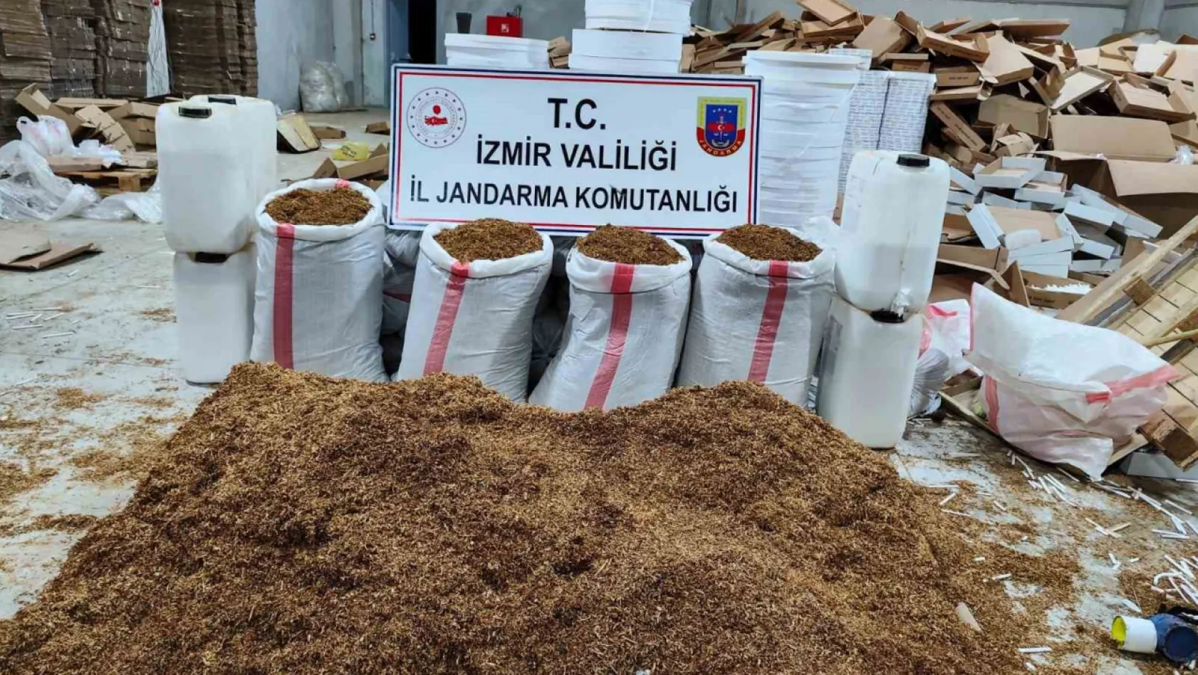 İzmir'de kaçak sigara fabrikasına baskın! 