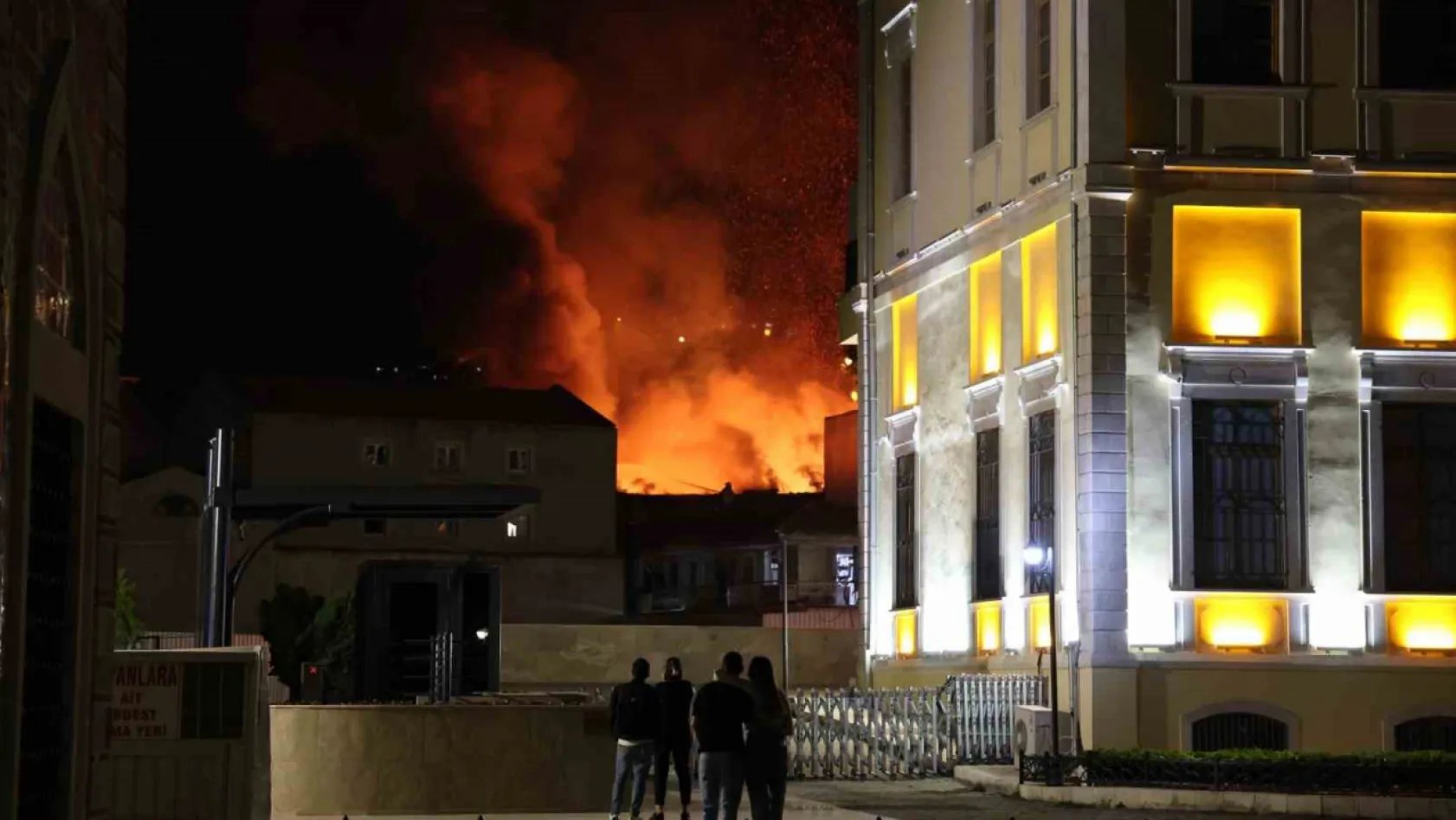 İzmir'de Tarihi Kemeraltı Çarşısı'ndaki büyük yangın kontrol altında