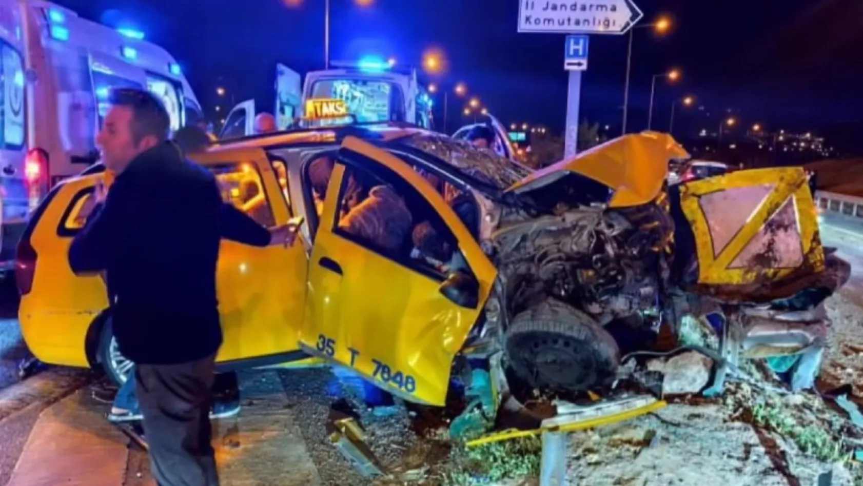 İzmir'de ticari taksi bariyerlere çarptı: ölü ve yaralılar var
