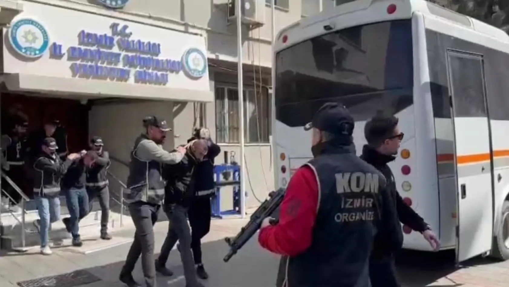 İzmir'deki suç örgütlerine operasyon: 15 tutuklama