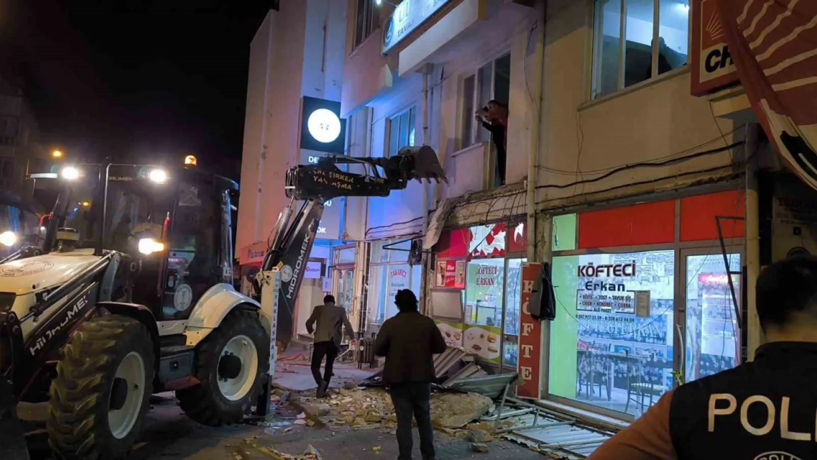 Kutlama yapılan CHP ilçe binasının balkonu çöktü: 3'ü ağır 8 yaralı