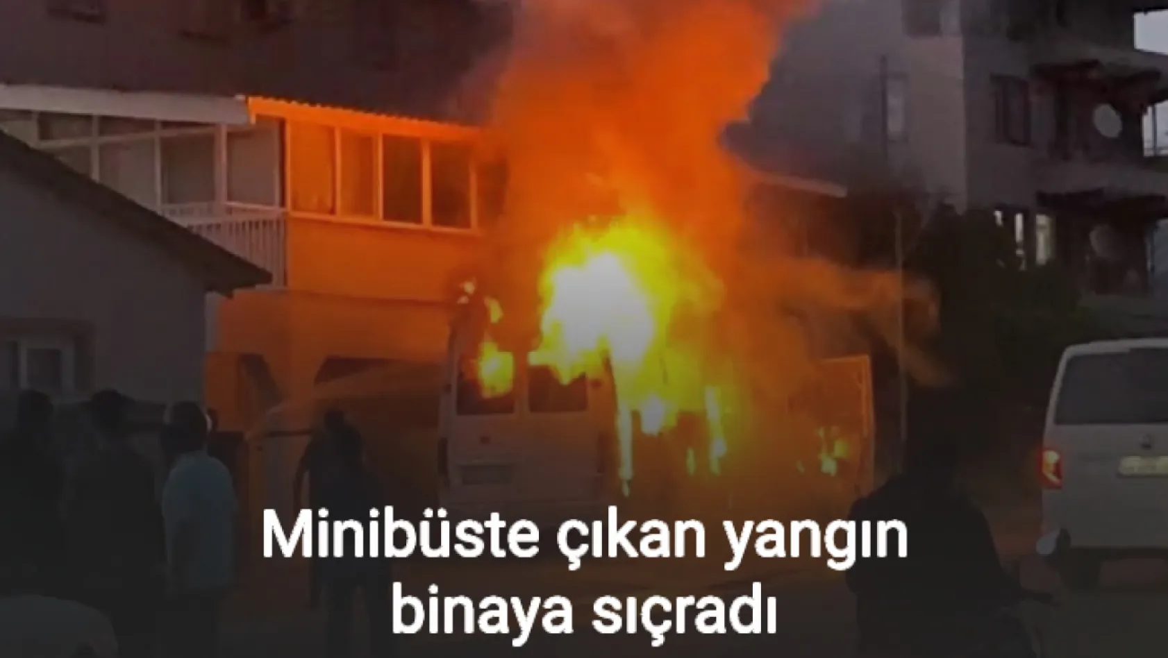 Minibüste çıkan yangın binaya sıçradı