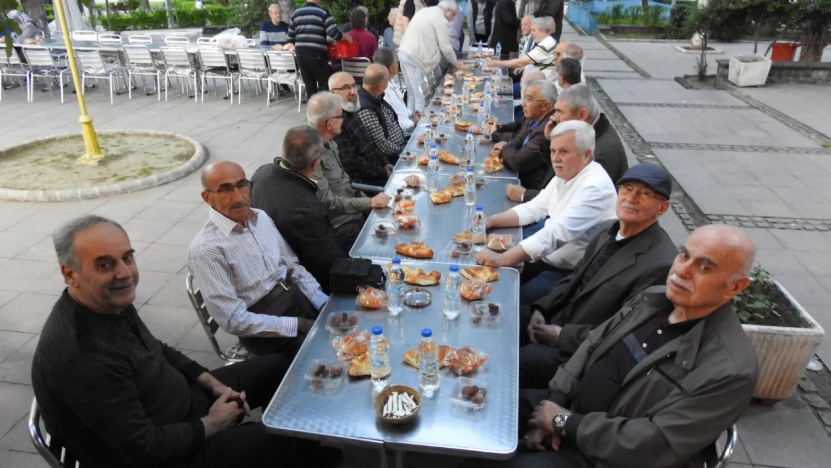 Taş medreseliler Manisa'da iftar sofrasında buluştu