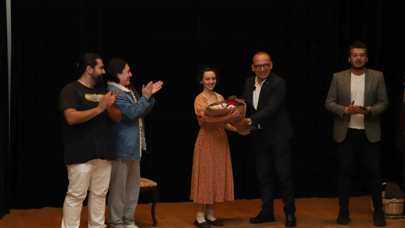 Turgutlu'da 7'den 70'e vatandaşlar tiyatro keyfi yaşadı