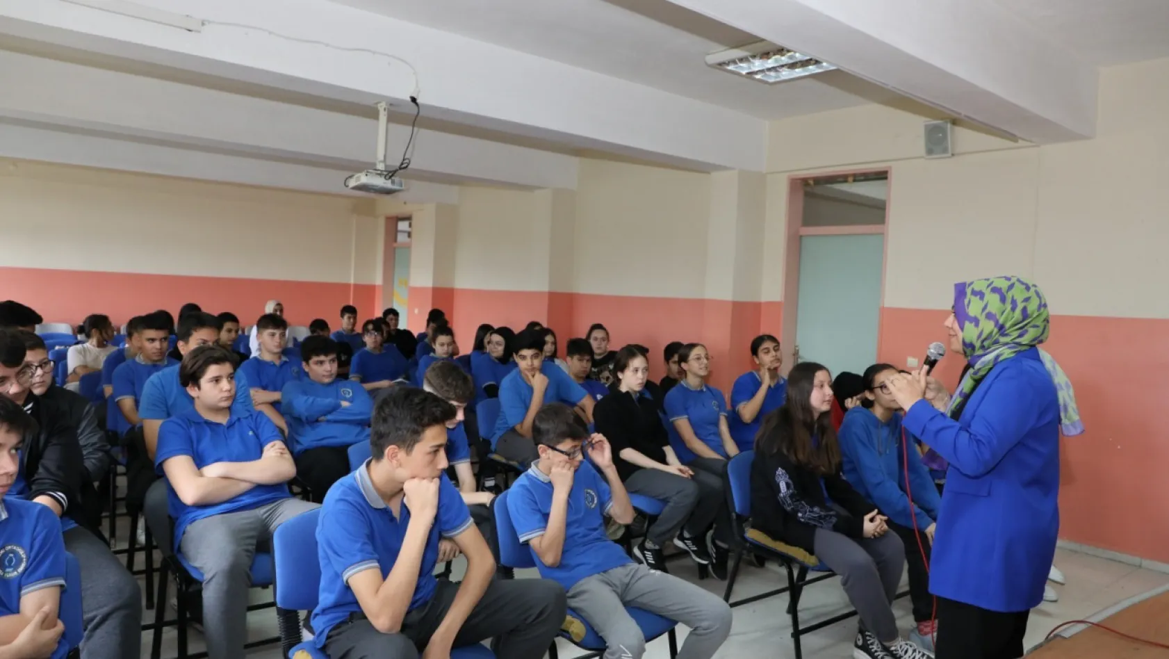 Yunusemre'den son sınıf öğrencilerine motivasyon semineri