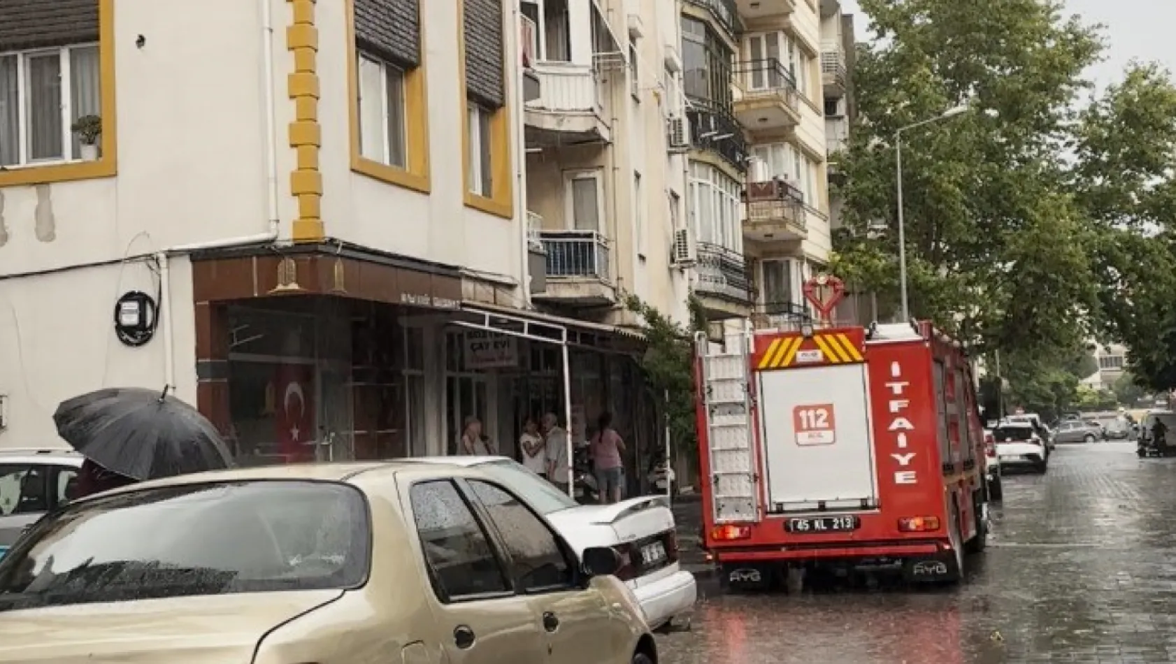 İlçede apartmanın çatısına yıldırım düştü