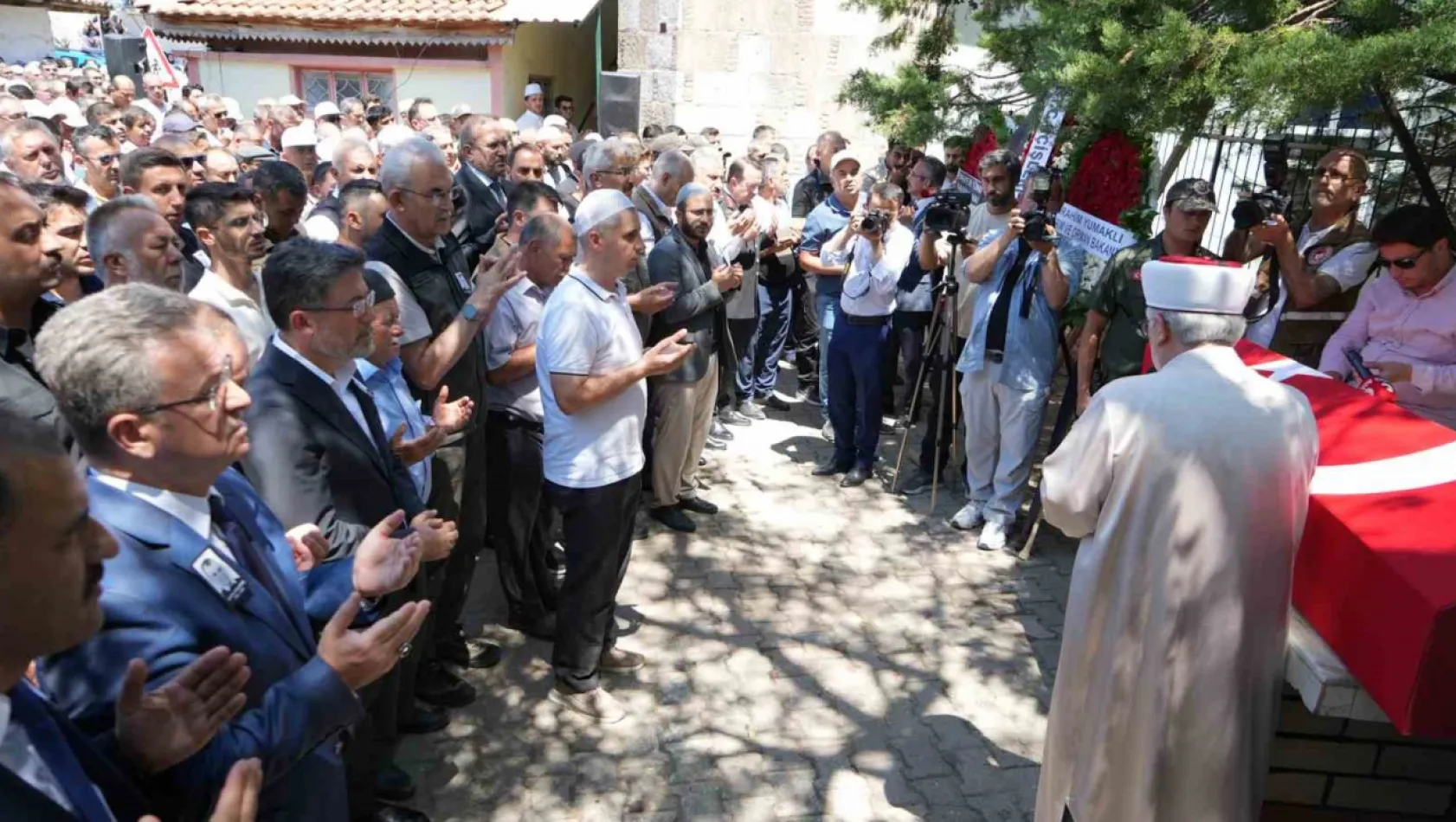 Bakan Yumaklı, şehit orman müdürünün cenazesine katıldı