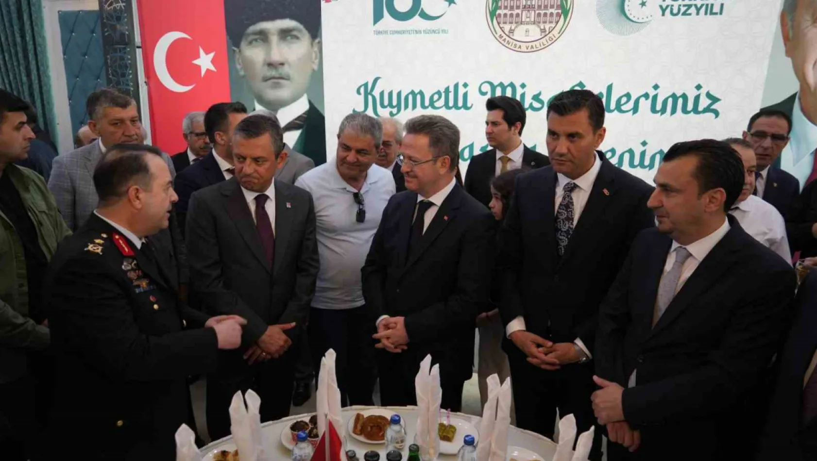 CHP Genel Başkanı Özel Manisa'da bayramlaşma törenine katıldı