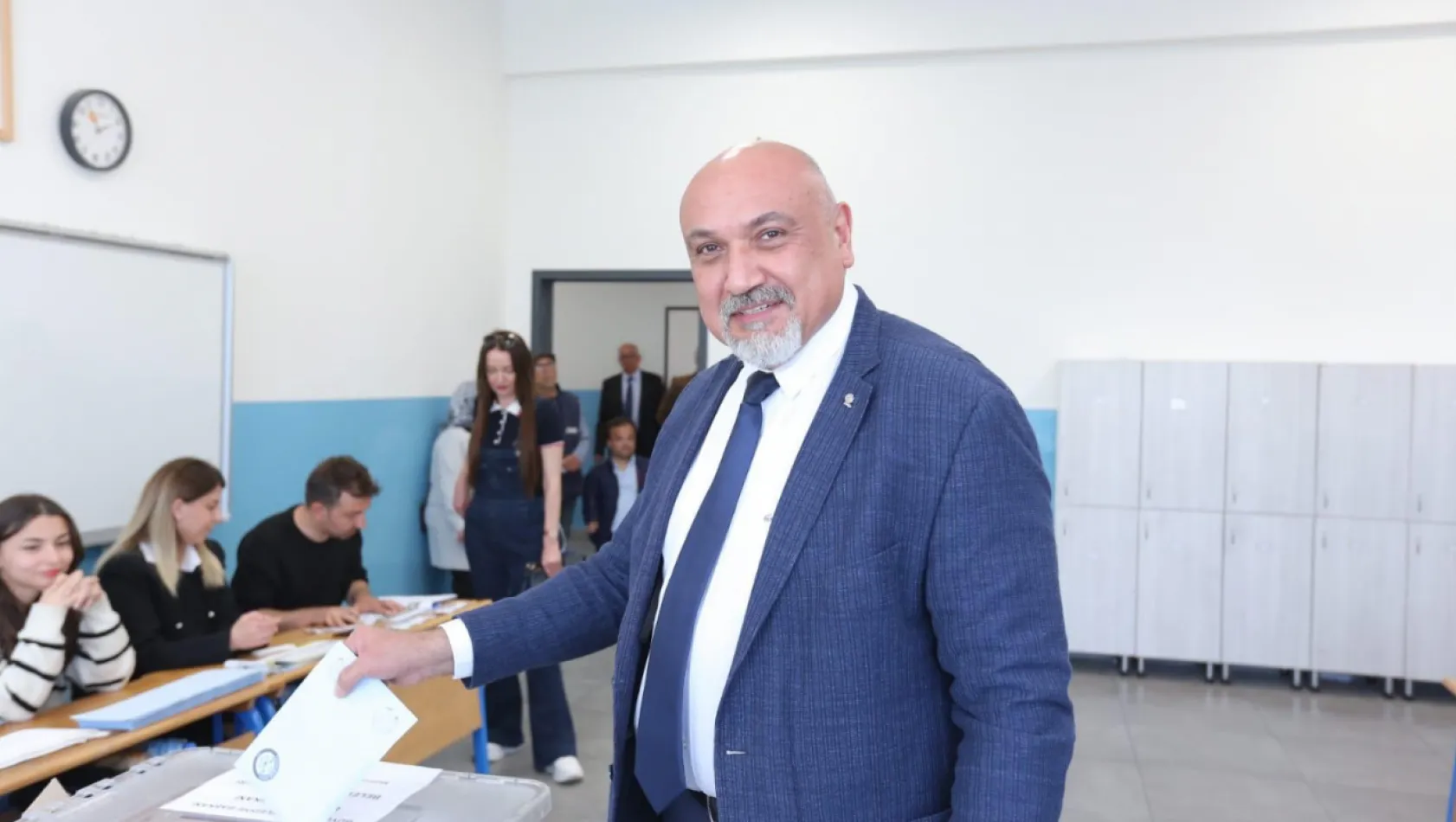 İYİ Parti Manisa Büyükşehir Belediye Başkan Adayı Özcan Oyunu Kullandı