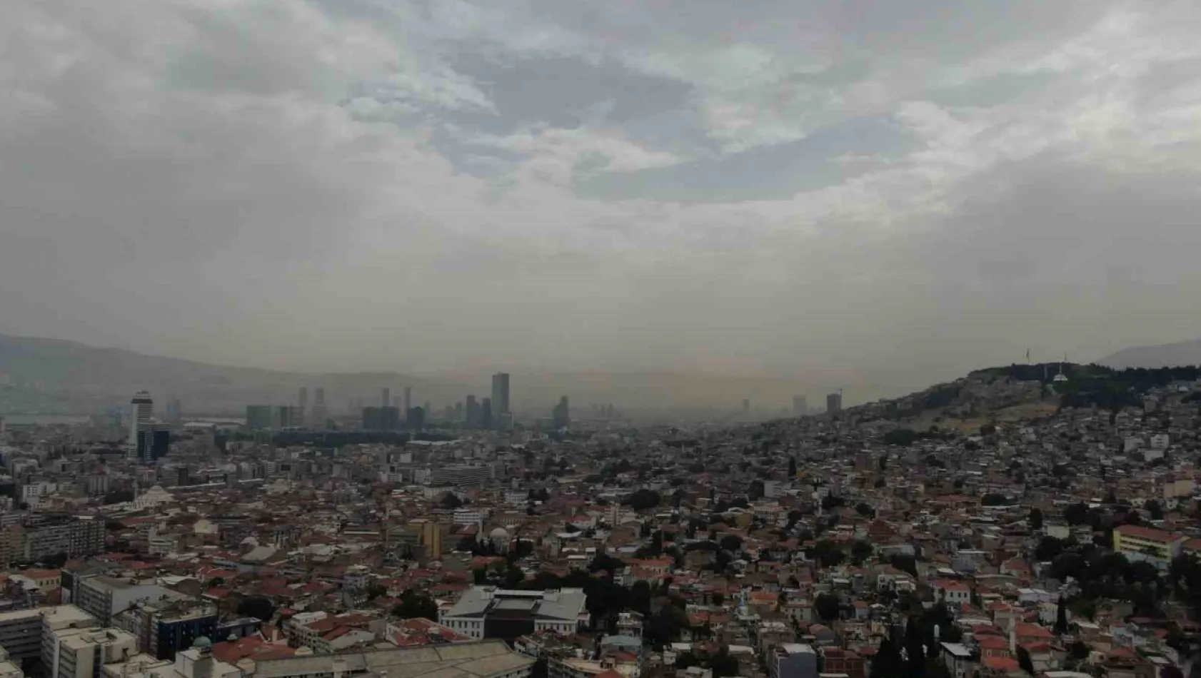 İzmir'de hava griye döndü, çöl tozu sis gibi kente çöktü