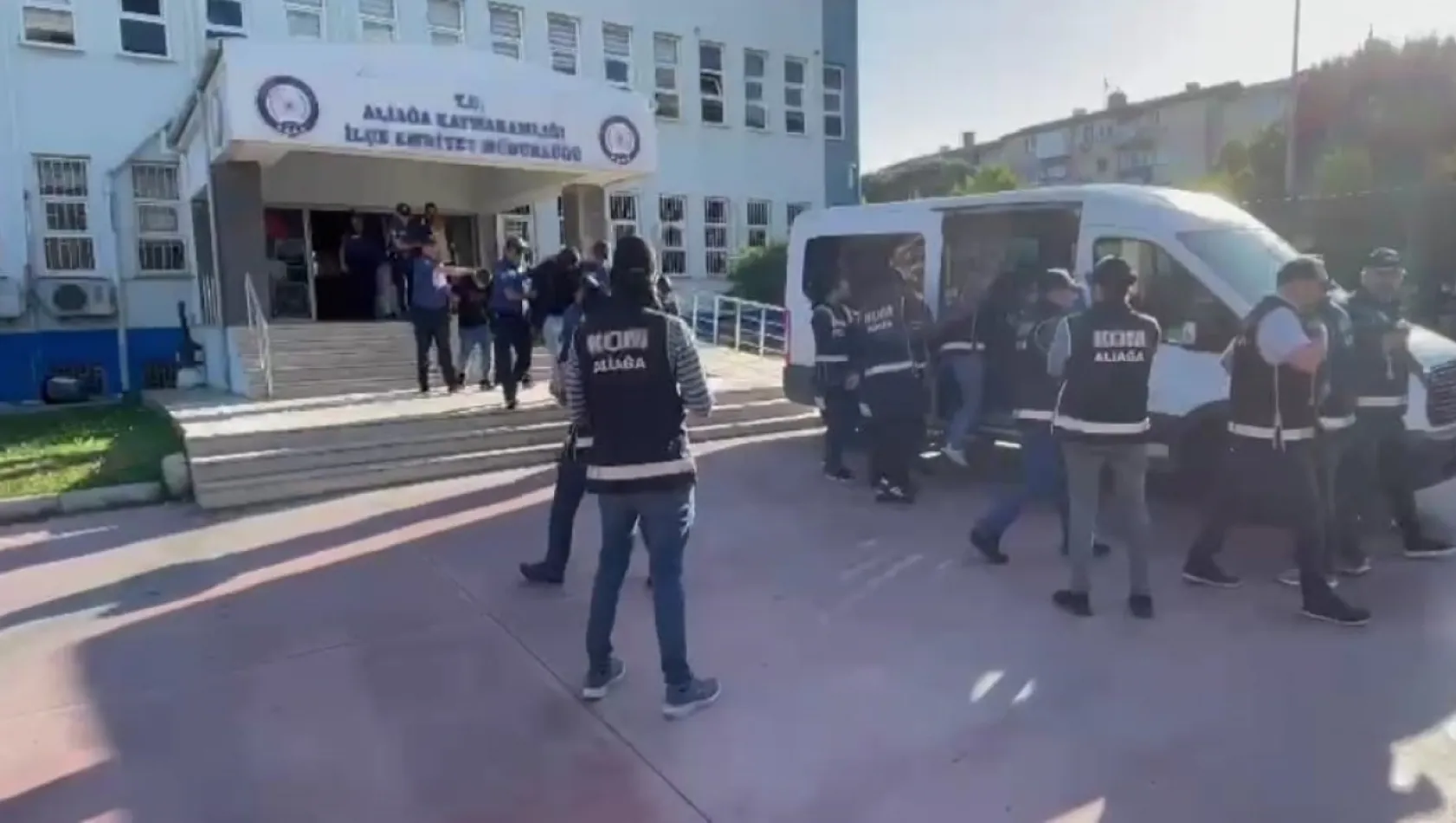 İzmir'deki yasa dışı silah ticaretine 7 tutuklama
