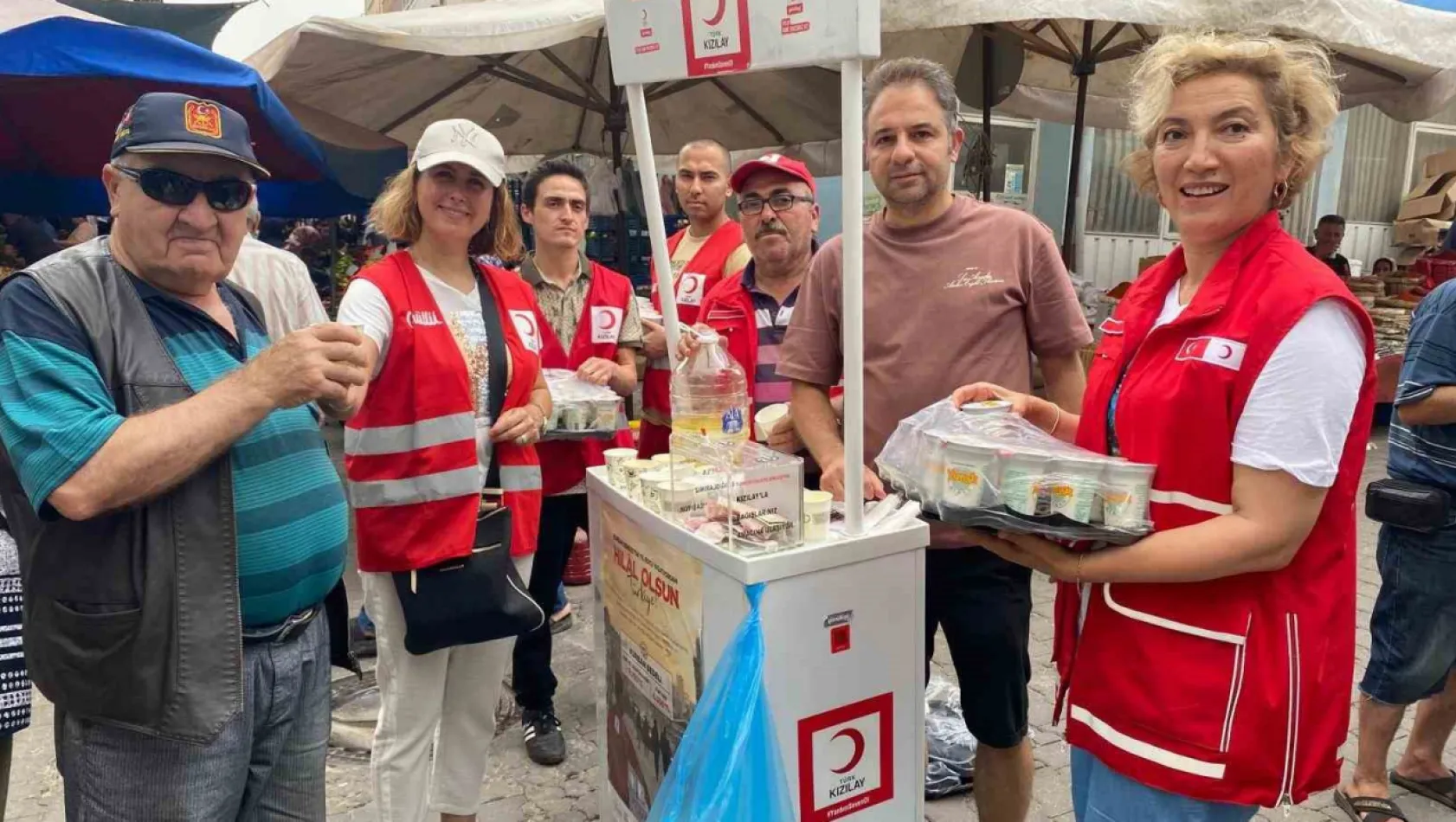 KIzılay'dan pazarcı esnafına limonata ayran ikramı