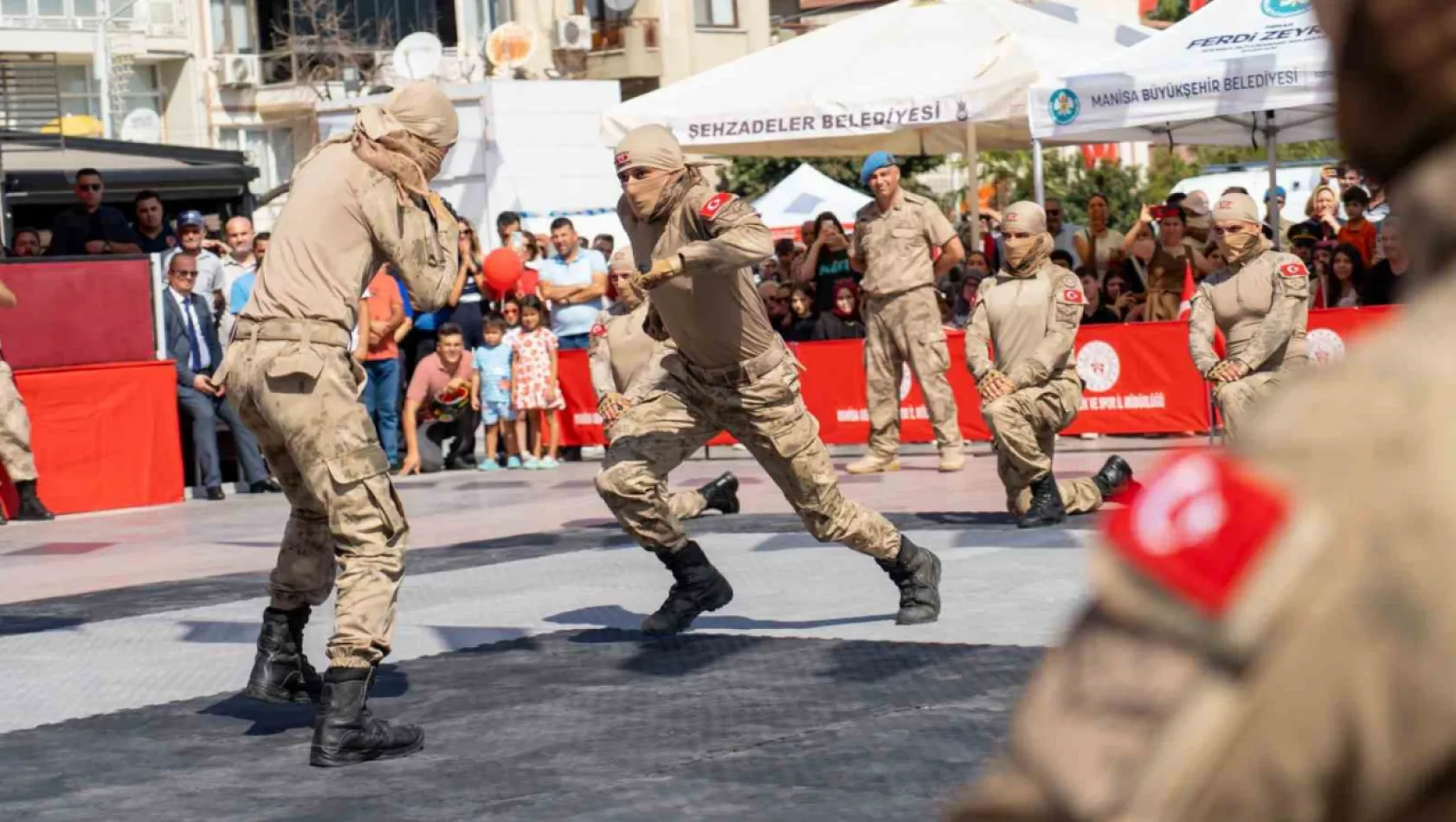 Manisa'da komandoların gösterisi mest etti