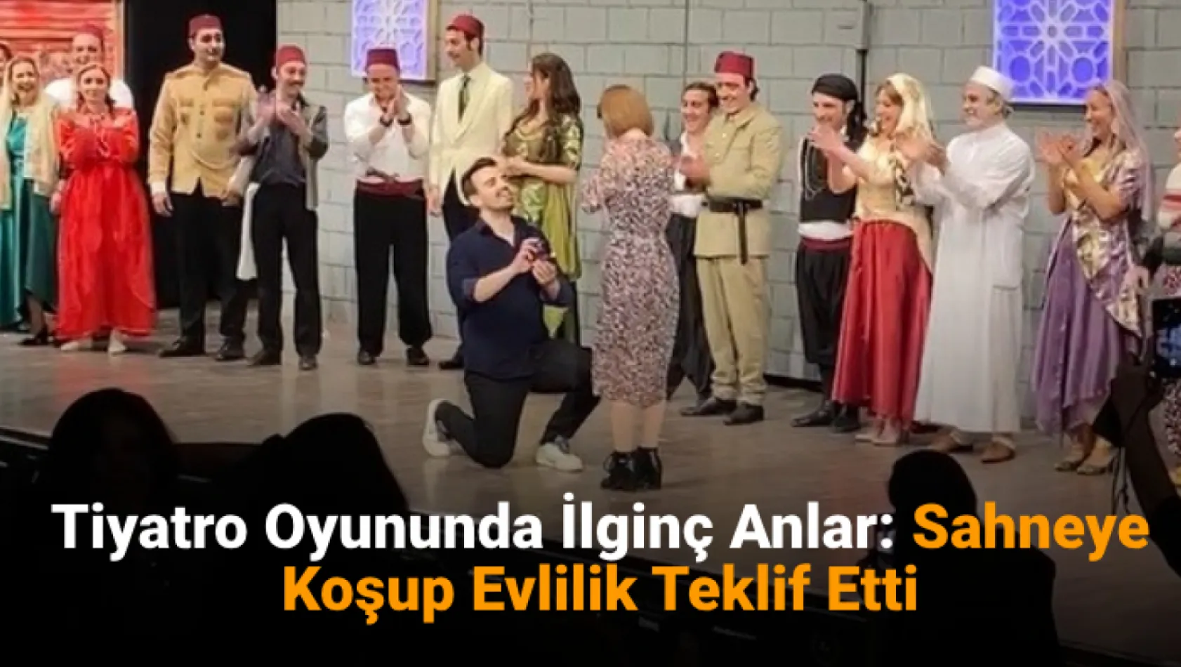 Tiyatro oyununda ilginç anlar: Sahneye koşup evlilik teklif etti