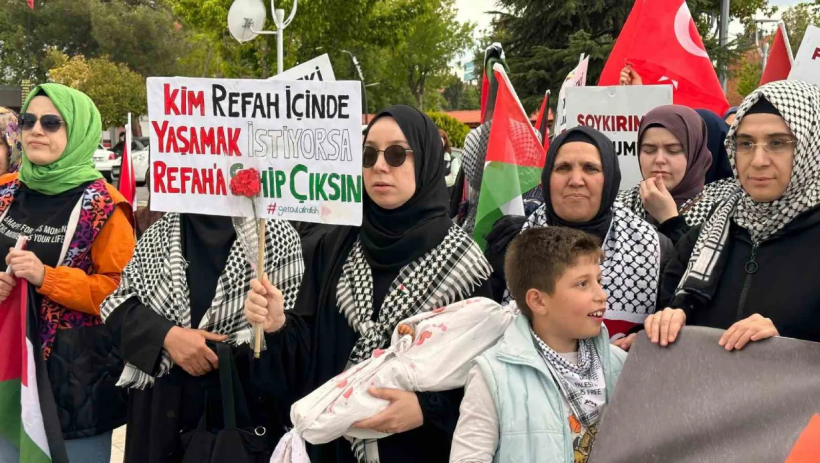 Uşak'ta Gazzeli anneler için eylem düzenlendi