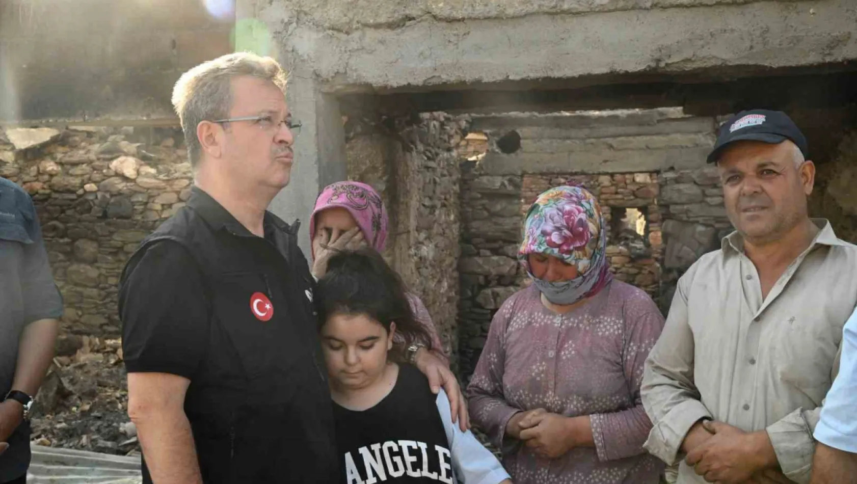 Vali Ünlü, yangından etkilenen mahallelerde incelemelerde bulundu