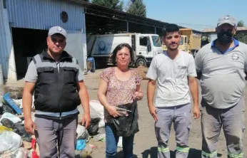 Çöp diye 150 bin liralık birikimini atan ev kadının yüzünü belediye çalışanları güldürdü..