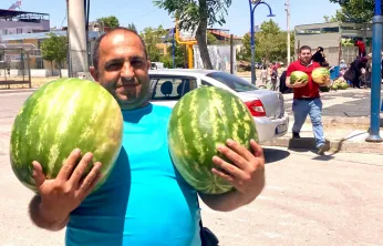 Manisalı muhtar tonlar karpuzu Ferdi Zeyrek hayrına dağıttı…