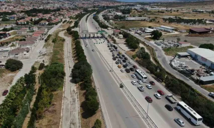 Alaçatı Gişelerinde yüzlerce metre araç kuyruğu