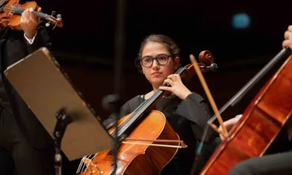 İtalya'da klasik müzik konserlerinde türkü söyleyen kız