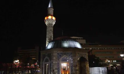 İzmir'de tüm camilerden aynı anda sela sesleri yükseldi