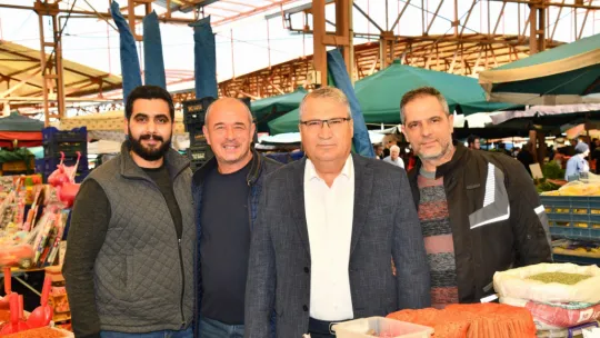 ÇERÇİ LALELİ PAZARINI GEZDİ