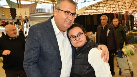 ÇERÇİ LALELİ PAZARINI GEZDİ