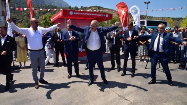 BÜYÜKŞEHİR ÇALIŞANLARINDAN MAAŞ ZAMMINA DAVULLU ZURNALI KUTLAMA