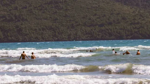Azgın dalgalarda tehlikeli dans