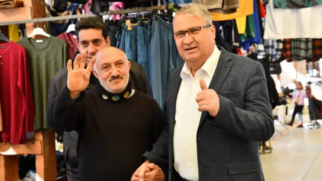 ÇERÇİ LALELİ PAZARINI GEZDİ