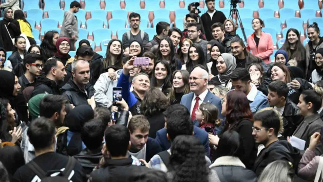 Türkiye'nin ilk astronotu Gezeravcı Uşak'ta gençlerle buluştu