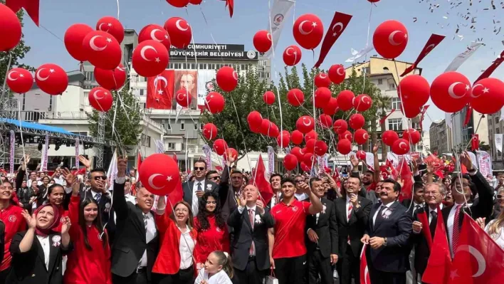 19 Mayıs'ın 105. yıldönümünde kırmızı beyaz 105 balon gökyüzüne bırakıldı