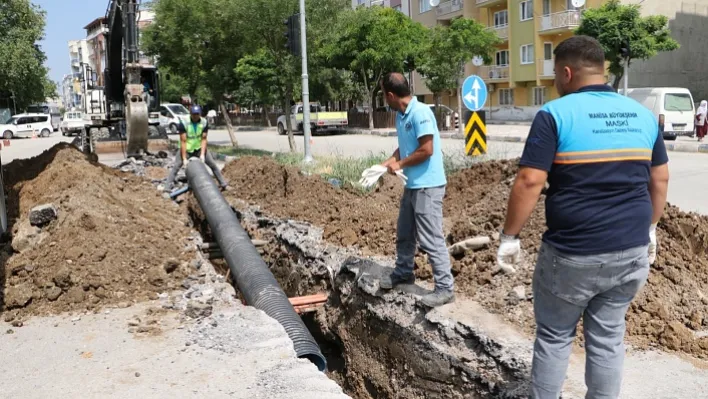 CUMHURİYET MAHALLESİNDE KANALİZASYON HATTI SAĞLIKLI HALE GELİYOR