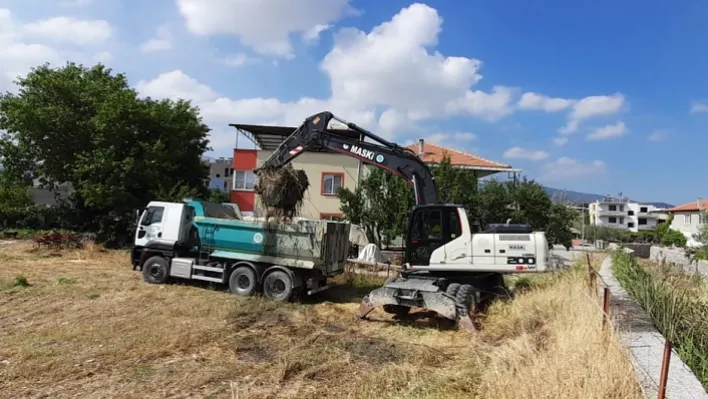 ZAFER MAHALLESİNDE DERE TEMİZLİĞİ YAPILDI