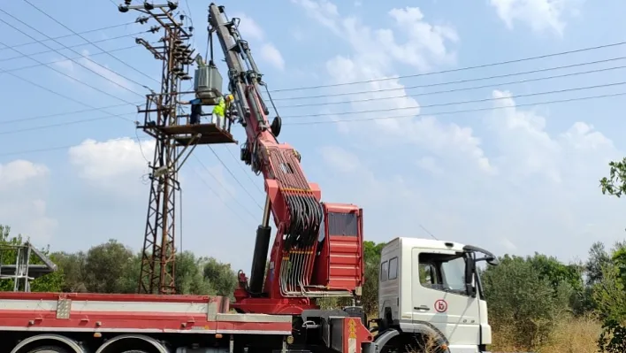 Yıldırım Düşen Trafo Kısa Sürede Yenilendi