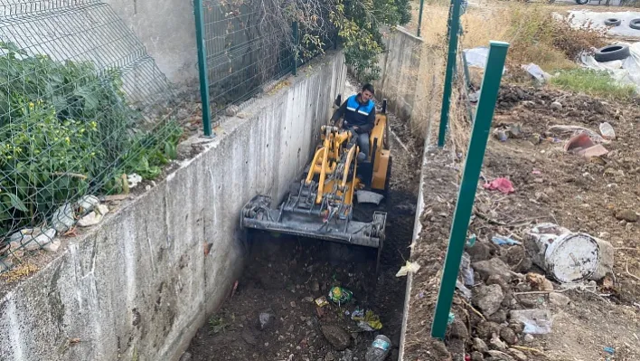 Emlakdere Mahallesinde Dere Temizlik Çalışması Yapıldı