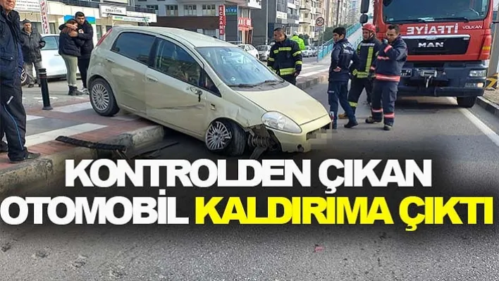 Manisa'da  kontrolden çıkan otomobil kaldırıma çarparak durabildi