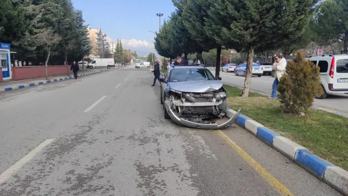 Manisa'da otomobilin çarptığı motosikletli ağır yaralandı