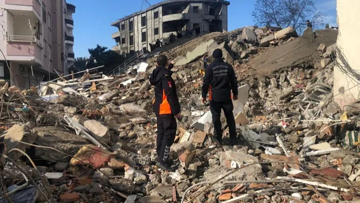 Manisa Büyükşehir Belediyesi Afet Bölgesinde Arama-Kurtarma Çalışmalarına Başladı