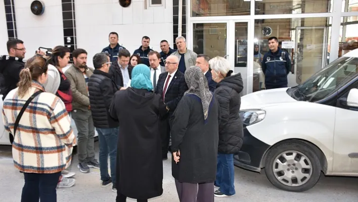 Şehzadeler'de Taşıyıcı Kolonu Kesilen Bina Mühürlendi!